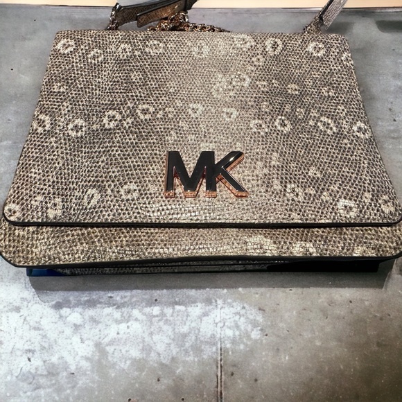 New MICHAEL KORS Oyster Mott Cross Body purse with matching shoes size 7 1/2 - Picture 10 of 17
